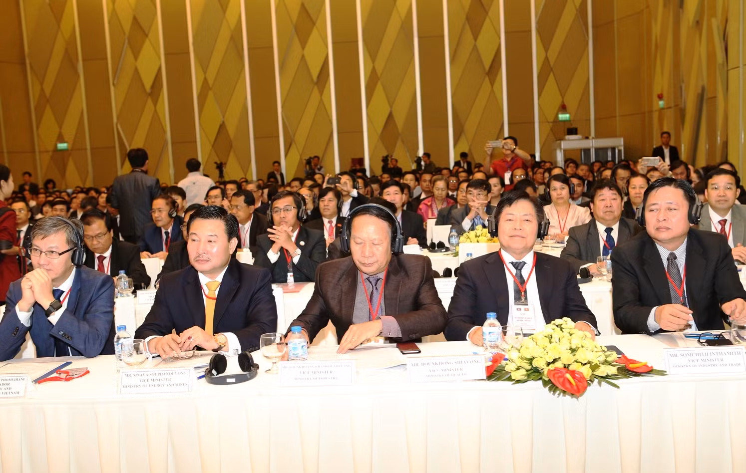 Đại biểu hai nước tham dự hội nghị. Ảnh T.L