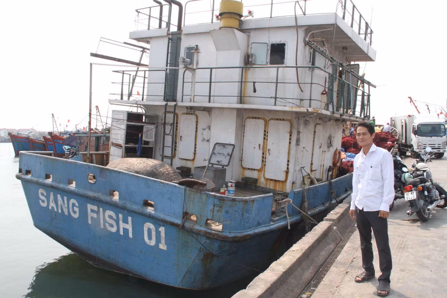 Ngư dân trẻ Lê Văn Sang bên tàu cá vỏ thép Sang Fish 01. Ảnh: Hoàng Tuấn