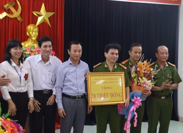 Bí thư Nguyễn Xuân Anh thưởng nóng 20 triệu đồng cho Ban chuyên án. Ảnh: Thùy Linh