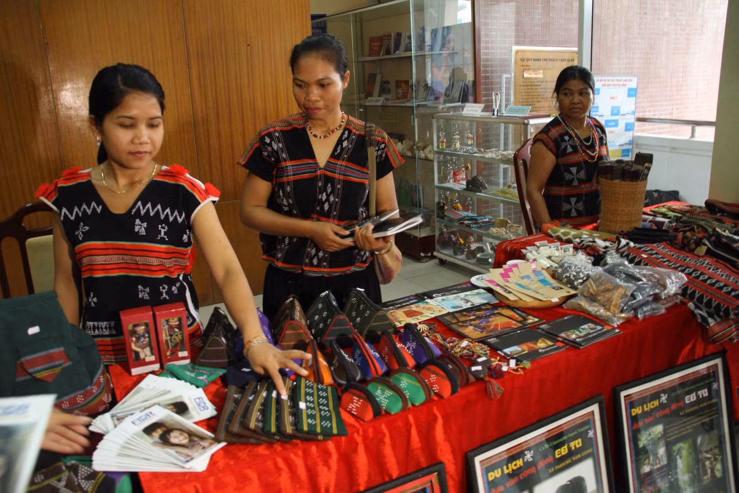 Phần trưng bày giới thiệu về trang phục truyền thống của đàn ông và phụ nữ Cơ tu cũng như kỹ thuật dệt vải, hoa văn trang trí trên trang phục của người Cơ tu. Đi kèm với trang phục là đồ trang sức bằng chất liệu như: răng nanh heo, bạc, cườm nhựa, mã não...