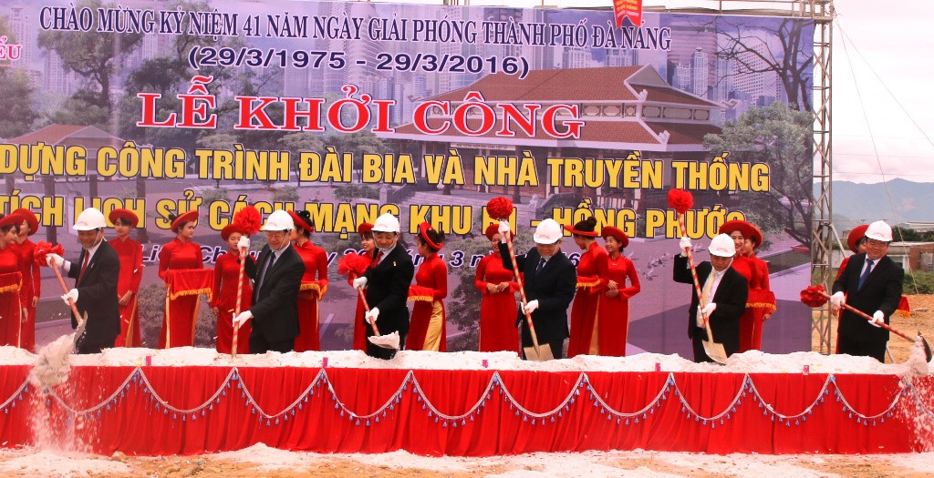 Khởi công xây dựng công trình Đài bia và Nhà truyền thống. Ảnh: Thùy Linh Khởi công xây dựng công trình Đài bia và Nhà truyền thống. Ảnh: Thùy Linh