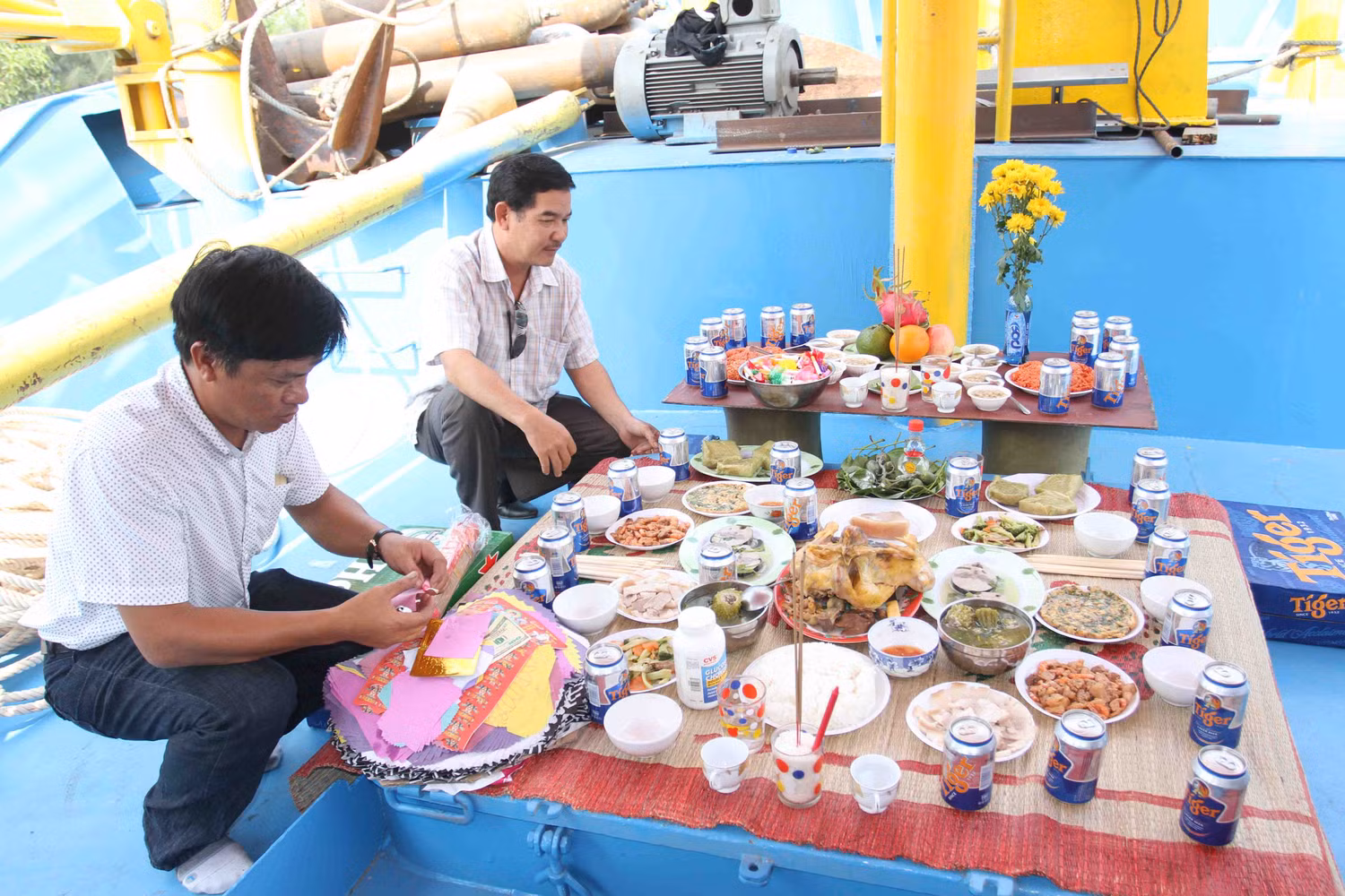 Ngư dân Trần Văn Mười chuẩn bị đồ lễ cúng trong buổi hạ thủy...