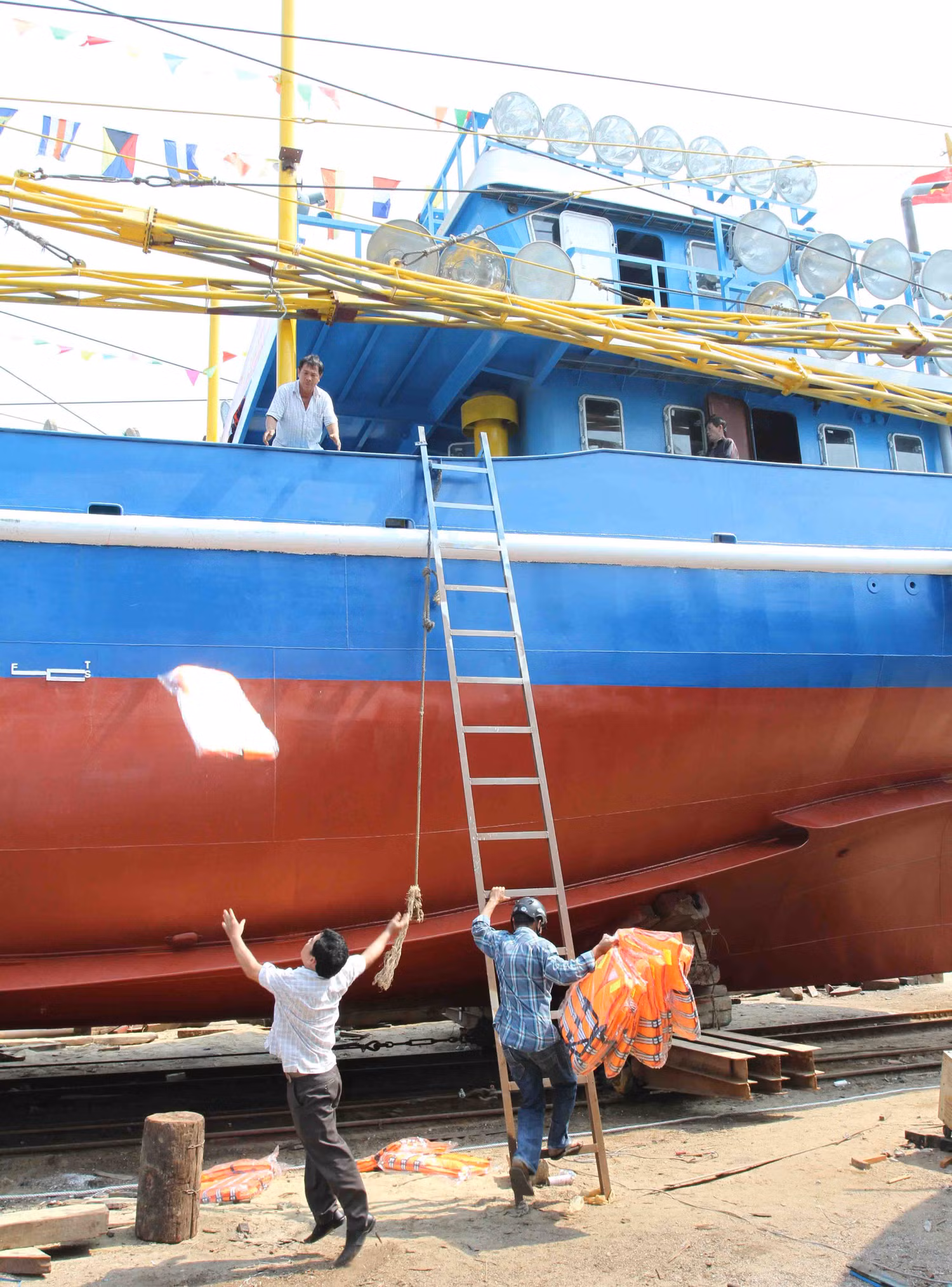 Dù đã hạ thủy, nhưng phải tới rằm tháng hai âm lịch tàu ĐNa 90777 TS mới ra khơi chuyến đầu tiên. Hiện một số thiết bị chưa được lắp đặt xong.