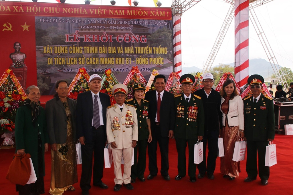 Nhiều đồng chí, đồng đội, cán bộ, nhân dân gặp lại nhau mừng mừng tủi tủi. Ảnh: Thùy Linh Nhiều đồng chí, đồng đội, cán bộ, nhân dân gặp lại nhau mừng mừng tủi tủi. Ảnh: Thùy Linh