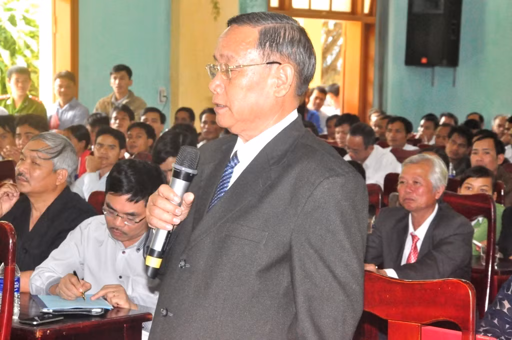 Một cử tri phát biểu tại buổi tiếp xúc cử tri.