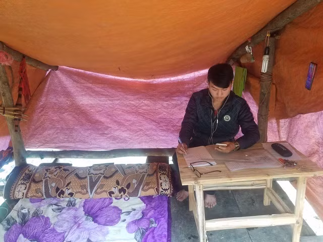 Bộ trưởng Nhạ biểu dương em Lầu Mí Xá, sinh viên năm 3 của Học viện Hành chính quốc gia dựng lán học online giữa núi rừng (Ảnh: Báo Vietnamnet)