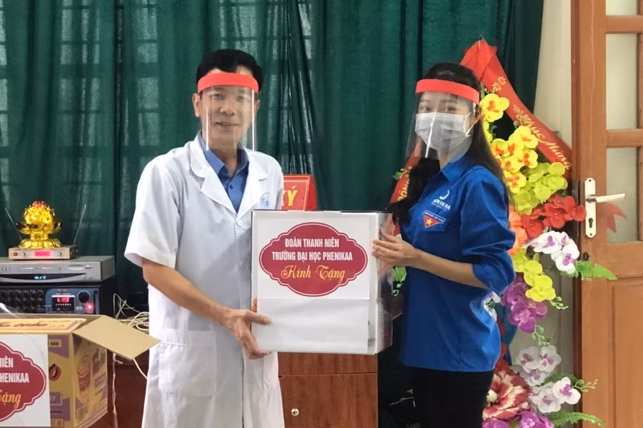 Những chiếc mũ chắn giọt bắn được Khánh Linh mang tặng cho các bác sĩ (Ảnh nhân vật cung cấp)