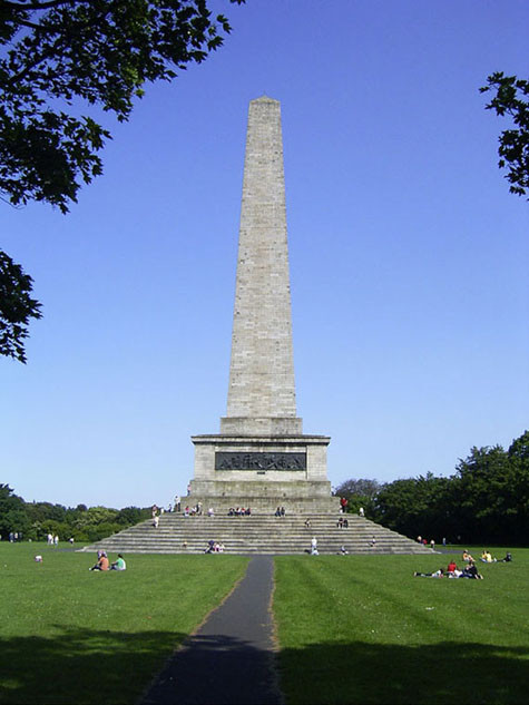 Tượng đài Wellington nằm ở phía Đông Nam của công viên Phoenix, nhìn về phía Kilmainham và sông Liffey. Với chiều cao 62m (203 ft), Wellington là tượng đài cao nhất châu Âu. THAM GIA CUỘC THI TÌM HIỂU IRELAND ĐỂ NHẬN GIẢI THƯỞNG LỚN