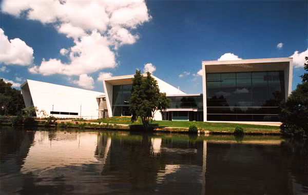 Trường Đại học Waikato được xây dựng ở một khuôn viên xanh với diện tích 68 ha, tại thành phố Hamilton. Waikato được nhiều người biết đến như là một ngôi trường luôn phát triển và sáng tạo, luôn xây dựng nhiều chương trình học để đáp ứng nhu cầu của môi trường làm việc quốc tế không ngừng thay đổi. Trường Đại học Waikato được xây dựng ở một khuôn viên xanh với diện tích 68 ha, tại thành phố Hamilton. Waikato được nhiều người biết đến như là một ngôi trường luôn phát triển và sáng tạo, luôn xây dựng nhiều chương trình học để đáp ứng nhu cầu của môi trường làm việc quốc tế không ngừng thay đổi.