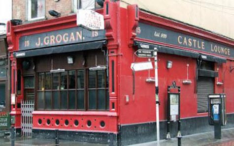 Grogan – 15 Nam William St Quán rượu này vẫn còn là một bí mật tuyệt vời giữa Dublin địa phương và là nơi mà bạn hiếm khi tìm được một khách du lịch. Grogan không phù hợp với những người ưa không gian rộng rãi, nhưng nó có một bầu không khí bình thường và thoải mái, nơi bạn sẽ tìm thấy những người có cuộc sống thanh bình khi thưởng thức đồ uống.