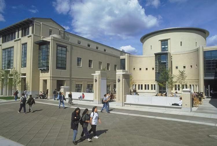Chất lượng đào tạo ở Carnegie Mellon đã cho ra trường nhiều người thành đạt như John Nash (Nobel Kinh tế, nhân vật chính do Russel Crowe đóng trong bộ phim A beautiful mind) , Holy Hunter (Oscar 1991 phim Dương cầm), George Cowan (nhà hóa học trong dự án Manhattan), James Gosling (người tạo ra ngôn ngữ Java), Ralph Guggenheim (nhà sản xuất phim Toy Story và Toy Story 2), Marc Ewing (người tạo ra Red Hat), Judith Resnik (phi hành gia nữ thứ nhì trên thế giới, mất trong vụ Challenger), Henry Mancini (nhà soạn nhạc tài ba), Charles Geschke (đồng sáng lập viên hãng Adobe), Vinod Khosla và Andy Bechtolsheim (đồng sáng lập viên hãng Sun Microsystems), Pradeep Sindhu (đồng sáng lập viên hãng Juniper), Larry Kurweil (chủ tịch và giám đốc Universal Studios Hollywood), Watts Humphrey (người tạo ra mô hình phát triển phần mềm CMM và CMMI), v.v.
