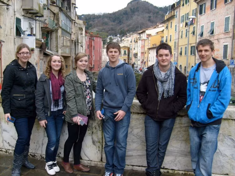 Lưu ý cho teen muốn du học Ở Italia sẽ rất dễ dàng gặp những người phân biệt chủng tộc với người từ các châu lục khác như châu Á hoặc châu Phi…Vì vậy, kiếm việc ở Italia là rất khó cho những du học sinh chưa có kinh nghiệm làm việc. Có những bảng thông báo việc làm chỉ dành riêng cho người trong cộng đồng chung châu Âu. Nếu có một công việc như chạy bàn, bán hàng thì thường làm việc không có hợp đồng nên rất dễ bị quỵt tiền hoặc trả lương thấp. Vì khi làm hợp đồng thì người chủ thường phải nộp thuế, nên khi không có hợp đồng thì du học sinh thường phải chịu đựng khi có vấn đề xảy ra. Lưu ý cho teen muốn du học Ở Italia sẽ rất dễ dàng gặp những người phân biệt chủng tộc với người từ các châu lục khác như châu Á hoặc châu Phi…Vì vậy, kiếm việc ở Italia là rất khó cho những du học sinh chưa có kinh nghiệm làm việc. Có những bảng thông báo việc làm chỉ dành riêng cho người trong cộng đồng chung châu Âu. Nếu có một công việc như chạy bàn, bán hàng thì thường làm việc không có hợp đồng nên rất dễ bị quỵt tiền hoặc trả lương thấp. Vì khi làm hợp đồng thì người chủ thường phải nộp thuế, nên khi không có hợp đồng thì du học sinh thường phải chịu đựng khi có vấn đề xảy ra.