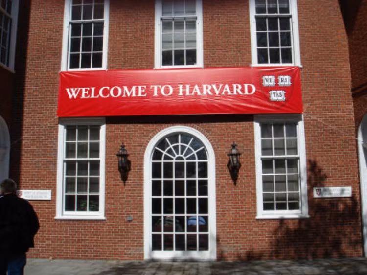 Trường Luật của Đại học Harvard – nơi Tổng thống Mỹ Barack Obama từng theo học nằm trong top đầu của bảng xếp hạng QS thường niên uy tín nhất thế giới của Anh (QS World University Rankings 2011/2012). Tại Havard, ông Obama là sinh viên da đen đầu tiên được các đồng môn khoa luật bầu làm Chủ tịch Tạp chí Luật của đại học Harvard (The Harvard Law Review). Khi ấy The New York Times, nhật báo có uy tín nhất ở Mỹ cũng phải đăng tin này. Vì đó là một sự kiện lớn, một hiện tượng lạ của nước Mỹ thời còn nhiều rào cản vô hình ngăn cách về sắc tộc, màu da.