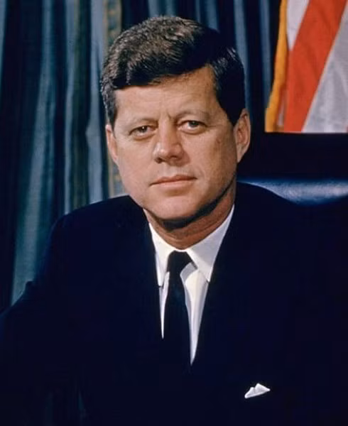Sinh viên Tổng thống tiếp theo của Harvard là John Fitzgerald Kenedy, vị Tổng thống thứ 35. Kennedy tốt nghiệp chuyên ngành quan hệ quốc tế tại Harvard, với luận văn Why England slept (Tại sao nước Anh ngủ mê) xuất bản năm 1940 trở thành cuốn sách bán chạy nhất lúc đó với 30.000 ấn bản được mua. Ông đã từng làm thị trưởng thành phố Boston, thượng nghị sĩ. Và sau 21 năm từ khi là một sinh viên Harvard, ông đã đắc cử Tổng thống.