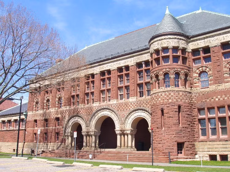 Ngôi trường này được thành lập ngày 8.9.1636, là đại học đầu tiên ở châu Mỹ, Harvard có mục tiêu ban đầu là đào tạo mục sư cho cộng đồng Thanh giáo. Đến nhiệm kỳ của viện trưởng Charles William Eliot (1869 – 1909), trường cải cách toàn diện và trở thành một đại học hàn lâm. Trường có 13 khoa đào tạo các ngành y, luật, kỹ thuật, nghệ thuật, thần học, kinh doanh, thiết kế, hành chính công... Harvard hiện có 2.400 giáo sư, khoảng 21.000 sinh viên và nghiên cứu sinh.