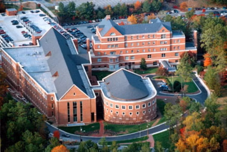 46. University of North Carolina at Chapel Hill, United States Trường Đại học Bắc Carolina tại Chapel Hill (University of North Carolina at Chapel Hill) đã mở cửa tiếp nhận sinh viên vào năm 1795. Đây là một trường đại học công lập nằm tại Chapel Hill, North Carolina.Xem thêm Những hình ảnh hài hước của các bạn sinh viên trên khắp thế giới (P15)