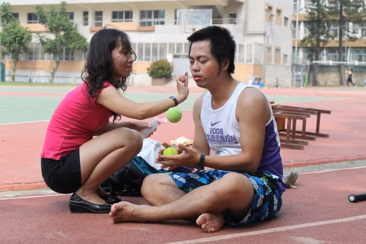 Ngoan thì mới cho bóng mà chơi. Ngoan thì mới cho bóng mà chơi.