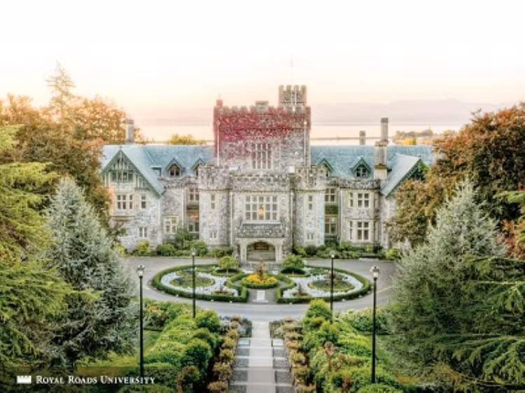 1.Đại học Royal Roads: Tọa lạc ở thành phố Victoria, thủ phủ của tỉnh British Columbia. Gần kề với thành phố Vancouver. Victoria là thành phố có khí hậu ôn hòa nhất Canada. Trường được xây dựng trong một khuôn viên xanh 227 hecta bên bờ biển yên bình và trong lành. Với điểm nhấn là tòa lâu đài hơn 100 tuổi. Victoria là thành phố cảng sôi động với nhiều hoạt động giải trí, nhiều nhà hàng và khu mua sắm. Nơi đây cũng nổi tiếng với các tòa nhà có lối kiến trúc Anh Quốc.