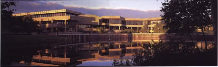 Đại học Lakehead xếp thứ 12 trong tổng số hơn 90 trường đại học công lập ở Canada (theo tạp chí Maclean Ranking 2010). Tại Ontario, ĐH Lakehead đứng thứ 3 trong số 8 trường đại học cung cấp các khóa đại học ở tỉnh Ontario (bao gồm Brock,Lakehead, Laurentian, Nipissing, Ryerson,Trent, Wilfrid Laurier).