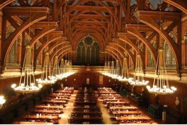 Thư viện Đại học Harvard với hơn 15 triệu đầu sách là thư viện trường học lớn nhất thế giới, và đứng thứ tư trong số năm "thư viện hàng triệu" (mega-library) của thế giới (sau Thư viện Quốc hội Hoa Kỳ, Thư viện Anh Quốc, và Thư viện quốc gia Pháp, nhưng xếp trước Thư viện Công New York)