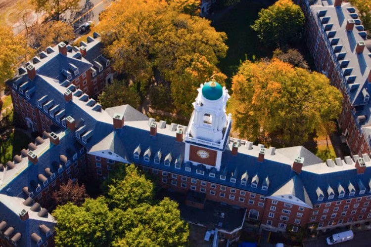 Đại học Harvard là một trường đại học tư thục toạ lạc ở thành phố Cambridge, Massachusetts, Mỹ và là một thành viên của Ivy League. Được thành lập ngày 8/9/1636 bởi cơ quan Lập pháp thuộc địa Massachusetts, Havard là đại học lâu đời nhất tại Hoa Kỳ, cũng là cơ sở giáo dục đại học đầu tiên ở châu Mỹ được thành lập chỉ 16 năm sau khi các di dân đầu tiên (Pilgrim Father) đặt chân lên Plymouth. Nó cũng là tập đoàn đầu tiên tại Bắc Mỹ.