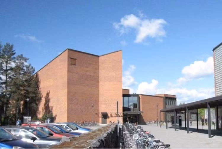 University of Eastern Finland Với khoảng 14 000 sinh viên và 3000 cán bộ, Đại học Đông Phần Lan là một trong những đại học lớn nhất ở Phần Lan. Trường có cơ sở ở Joensuu, Kuopio và Savonlinna.