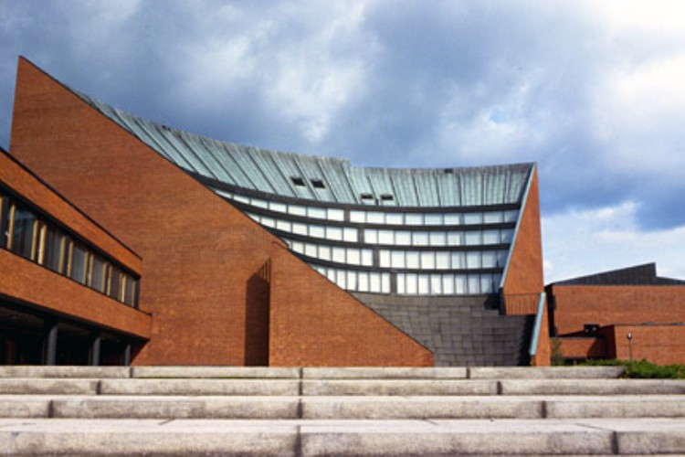 Aalto University Aalto là trường quốc tế được hợp nhất vào năm 2010 với bề dày lịch sử hơn 300 năm. Trường ra đời từ sự sáp nhập của 3 trường đại học lâu đời và nổi tiếng của Phần Lan: ĐH Kinh tế Helsinki, ĐH Công nghệ Helsinki và ĐH Nghệ thuật - Thiết kế Helsinki. Ngoài các cơ sở tại Helsinki, Aalto còn có văn phòng đặt tại Mikkeli, Lahti, Vaasa và Pori. Aalto University Aalto là trường quốc tế được hợp nhất vào năm 2010 với bề dày lịch sử hơn 300 năm. Trường ra đời từ sự sáp nhập của 3 trường đại học lâu đời và nổi tiếng của Phần Lan: ĐH Kinh tế Helsinki, ĐH Công nghệ Helsinki và ĐH Nghệ thuật - Thiết kế Helsinki. Ngoài các cơ sở tại Helsinki, Aalto còn có văn phòng đặt tại Mikkeli, Lahti, Vaasa và Pori.