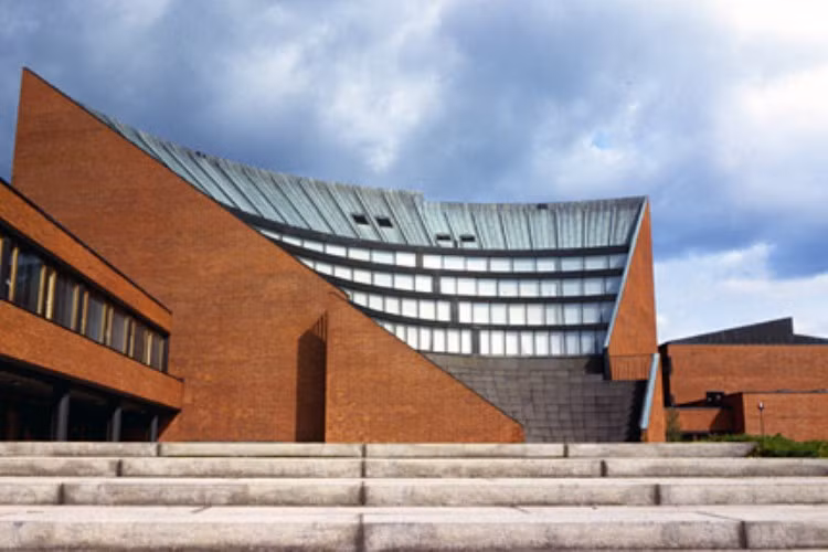 Aalto University Aalto là trường quốc tế được hợp nhất vào năm 2010 với bề dày lịch sử hơn 300 năm. Trường ra đời từ sự sáp nhập của 3 trường đại học lâu đời và nổi tiếng của Phần Lan: ĐH Kinh tế Helsinki, ĐH Công nghệ Helsinki và ĐH Nghệ thuật - Thiết kế Helsinki. Ngoài các cơ sở tại Helsinki, Aalto còn có văn phòng đặt tại Mikkeli, Lahti, Vaasa và Pori.