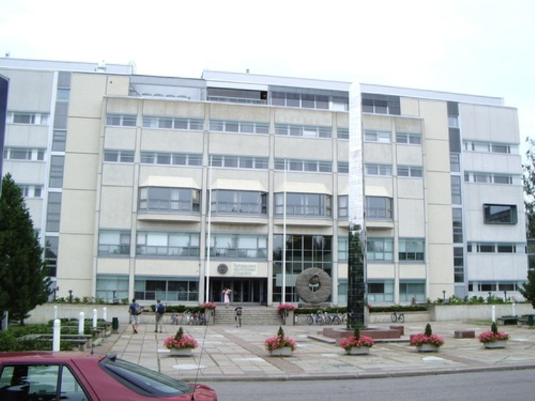 Tampere University of Technology Trường đại học ứng dụng Tampere tọa lạc tại thành phố Tampere cách thủ đô Helsinki 180 km về phía Bắc. Tampere là thành phố lớn nhất Scandinavia và trung tâm kinh tế lớn thứ hai của Phần Lan. Đến Tampere bạn dễ dàng đi đến sân bay quốc tế và các phương tiện giao thông đến thủ đô Helsinki rất thuận tiện. Trường cung cấp chương trình Cử nhân và Thạc sĩ cho khoảng 10.000 sinh viên. Chương trình đào tạo gồm có kỹ thuật, kinh doanh, du lịch, dịch vụ sức khỏe và xã hội. Tampere University of Technology Trường đại học ứng dụng Tampere tọa lạc tại thành phố Tampere cách thủ đô Helsinki 180 km về phía Bắc. Tampere là thành phố lớn nhất Scandinavia và trung tâm kinh tế lớn thứ hai của Phần Lan. Đến Tampere bạn dễ dàng đi đến sân bay quốc tế và các phương tiện giao thông đến thủ đô Helsinki rất thuận tiện. Trường cung cấp chương trình Cử nhân và Thạc sĩ cho khoảng 10.000 sinh viên. Chương trình đào tạo gồm có kỹ thuật, kinh doanh, du lịch, dịch vụ sức khỏe và xã hội.