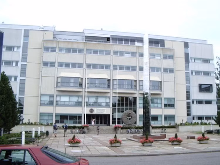 Tampere University of Technology Trường đại học ứng dụng Tampere tọa lạc tại thành phố Tampere cách thủ đô Helsinki 180 km về phía Bắc. Tampere là thành phố lớn nhất Scandinavia và trung tâm kinh tế lớn thứ hai của Phần Lan. Đến Tampere bạn dễ dàng đi đến sân bay quốc tế và các phương tiện giao thông đến thủ đô Helsinki rất thuận tiện. Trường cung cấp chương trình Cử nhân và Thạc sĩ cho khoảng 10.000 sinh viên. Chương trình đào tạo gồm có kỹ thuật, kinh doanh, du lịch, dịch vụ sức khỏe và xã hội.