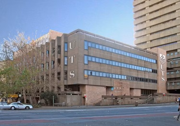 6. University of Technology Sydney Đại học công nghệ Sydney là trường đại học năng động nhất nước Úc. Được thành lập năm 1988, UTS nhanh chóng nổi tiếng trên thế giới về chất lượng xuất sắc trong giảng dạy và hướng nghiệp và nằm trong top 100 trường đại học hàng đầu thế giới. Với số lượng lớn sinh viên đa văn hóa từ hơn 115 quốc gia, UTS có một đời sống sinh viên quốc tế. Trường có 2 cơ sở chính ở City và Kuring-gai.