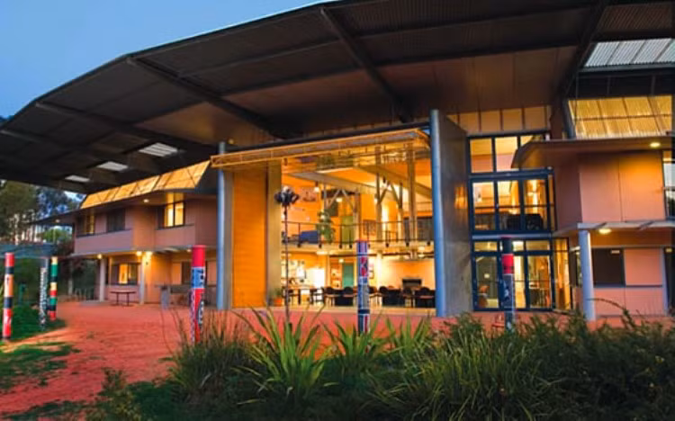 7. University of Newcastle Được thành lập vào năm 1965, trường đại học Newcastle đã và đang cung cấp một sự giáo dục và cứu đổi mới và hiện đại. Không ngạc nhiên lắm khi sinh viên tốt nghiệp của trường đều có việc làm ngay.