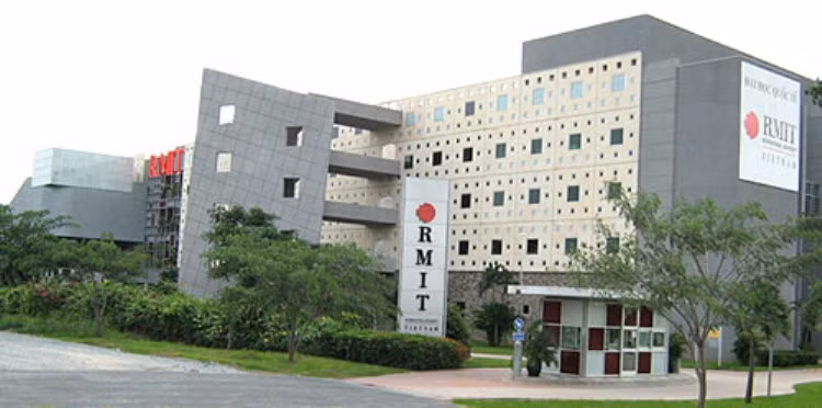 Đại học RMIT là cơ sở giáo dục đa ngành lớn nhất Australia, đào tạo ra những sinh viên tốt nghiệp được các nhà tuyển dụng chào đón nhất. Với trụ sở chính nằm ngay thành phố Melbourne, Đại học RMIT đào tạo trên 72.000 sinh viên, trong đó có khoảng 28.000 sinh viên quốc tế từ hơn 100 quốc gia trên thế giới.