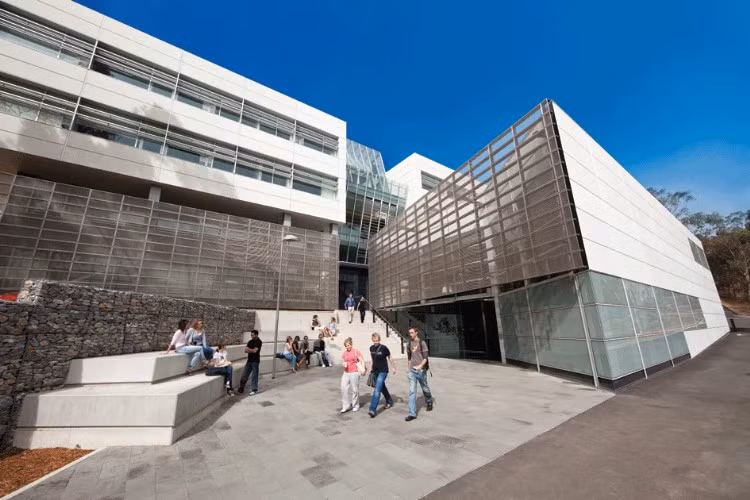 8. Flinders University Đại học tổng hợp Flinders hay Đại học Flinders bang Nam Úc, là một trường đại học công lập ở thành phố Adelaide, Nam Úc, thành viên nhóm”Các trường đại học nghiên cứu sáng tạo Úc (IRU Australia)”. Được thành lập năm 1966, trường được vinh dự mang tên nhà thám hiểm Matthew Flinders, người đã có công khám phá và nghiên cứu bờ biển Nam Úc từ đầu thế kỉ 19.