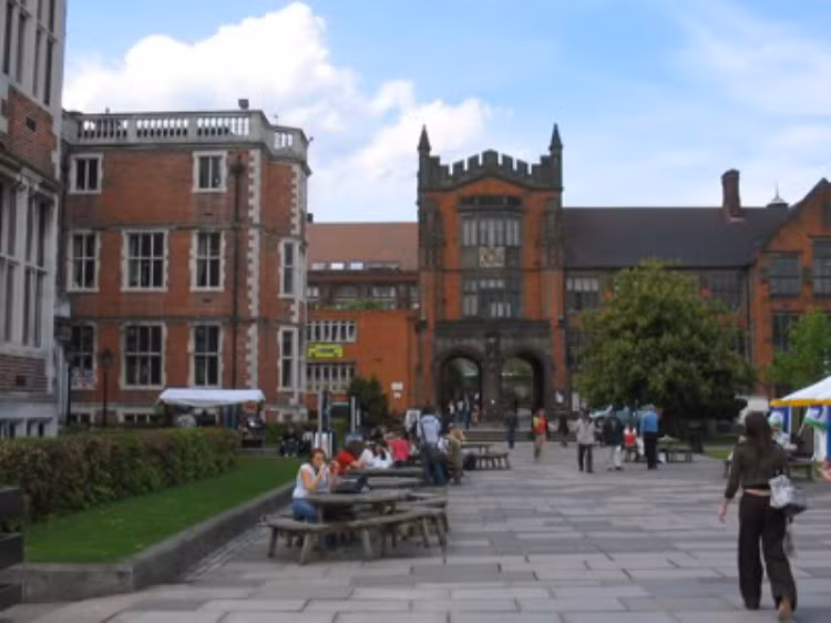 Trường đại học Newcastle nổi tiếng về phương pháp giảng dạy dựa trên vấn đề, khuyến khích sinh viên khám phá những phương pháp mới, phát triển kỹ năng giải quyết vấn đề và trở thành nhà tư tưởng chiến lược. Những điểm chính về phương pháp giảng dạy dựa trên vấn đề đã thu hút được sự tín nhiệm quốc tế và sinh viên tốt nghiệp được săn lùng bởi các nhà tuyển dụng.