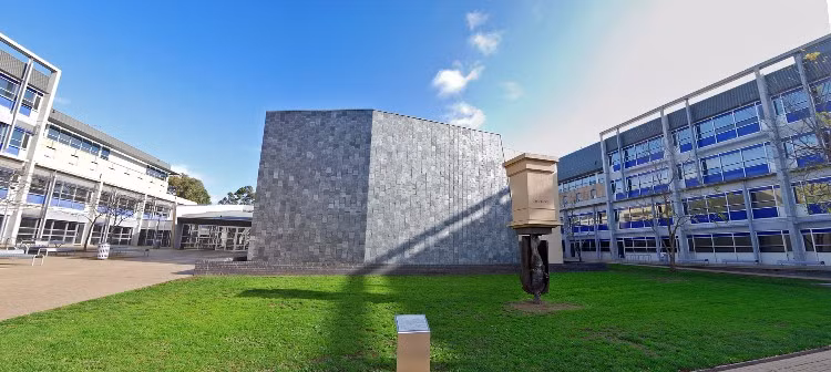 9. Latrobe university Australia Trường Đại học La Trobe (LTU) là trường đại học lớn của Ốt-xtrây-lia. Được thành lập từ năm 1967, qua 40 năm xây dựng và phát triển, LTU trở thành 1 trong các trường Đại học quốc tế đẳng cấp và năng động nhất của Ốt-xtrây-lia và trên thế giới.