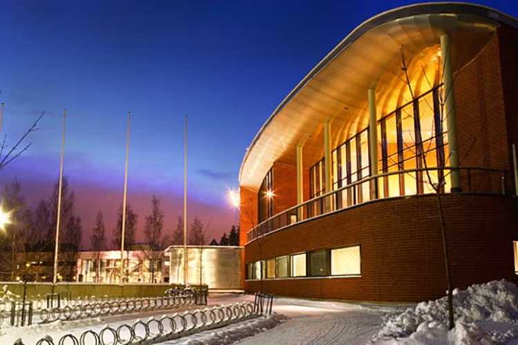 Đại học Kỹ thuật Lappeenranta Lappeenranta là trường đại học chuyên sâu đào tạo các ngành thuộc lĩnh vực kỹ thuật và kinh tế. Thế mạnh của trường là đào tạo kỹ sư các chuyên ngành lâm nghiệp, hợp kim, điện tử, năng lượng, kinh tế, công nghệ thông tin, truyền thông. Chương trình giảng dạy tại trường đạt chất lượng tốt như ở Nga, bởi vì, cơ sở của trường tọa lạc gần biên giới giữa EU và Nga. Đại học Kỹ thuật Lappeenranta Lappeenranta là trường đại học chuyên sâu đào tạo các ngành thuộc lĩnh vực kỹ thuật và kinh tế. Thế mạnh của trường là đào tạo kỹ sư các chuyên ngành lâm nghiệp, hợp kim, điện tử, năng lượng, kinh tế, công nghệ thông tin, truyền thông. Chương trình giảng dạy tại trường đạt chất lượng tốt như ở Nga, bởi vì, cơ sở của trường tọa lạc gần biên giới giữa EU và Nga.