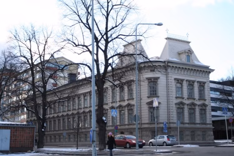 Đại học Turku Các ngành học như công nghệ sinh học, công nghệ thông tin, khoa học xã hội, văn hóa học và văn hóa Baltic States là những ngành đào tạo mũi nhọn và danh giá của Đại học Turku. Xuất phát điểm từ những nghiên cứu cơ bản, sinh viên sẽ từng bước hấp thụ những chương trình đào tạo mang tính ứng dụng và thực hành cao, nhằm đáp ứng những nhu cầu của toàn xã hội và việc kinh doanh trong tương lai. Đại học Turku là một thành viên của Coimbra Group, mạng lưới các trường đại học có uy tín của Châu Âu. Đại học Turku Các ngành học như công nghệ sinh học, công nghệ thông tin, khoa học xã hội, văn hóa học và văn hóa Baltic States là những ngành đào tạo mũi nhọn và danh giá của Đại học Turku. Xuất phát điểm từ những nghiên cứu cơ bản, sinh viên sẽ từng bước hấp thụ những chương trình đào tạo mang tính ứng dụng và thực hành cao, nhằm đáp ứng những nhu cầu của toàn xã hội và việc kinh doanh trong tương lai. Đại học Turku là một thành viên của Coimbra Group, mạng lưới các trường đại học có uy tín của Châu Âu.
