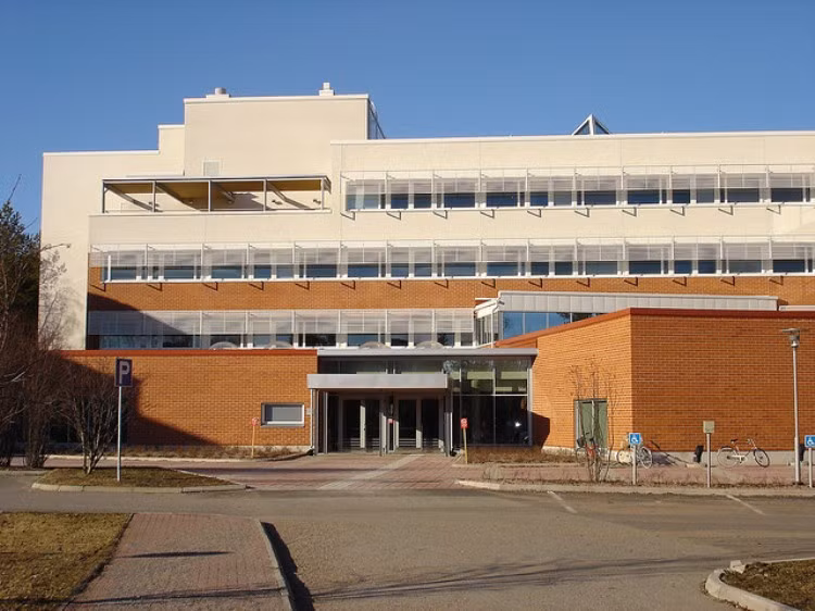 Đại học Lapland Tọa lạc ở vùng Rovaniemi nằm trên Vòng Bắc cực, đại học Lapland thuộc hệ thống các trường đại học ở cực Bắc của Phần Lan và Liên hiệp Châu Âu. Một trong số những thế mạnh của trường là những ngành học nghiên cứu có liên quan đến vùng phía Bắc và Vòng Bắc Cực, tập trung về những biến đổi của môi trường và khí hậu toàn cầu, khả năng chống chịu, phát triển đời sống của người bản xứ và luật môi trường. Đại học Lapland Tọa lạc ở vùng Rovaniemi nằm trên Vòng Bắc cực, đại học Lapland thuộc hệ thống các trường đại học ở cực Bắc của Phần Lan và Liên hiệp Châu Âu. Một trong số những thế mạnh của trường là những ngành học nghiên cứu có liên quan đến vùng phía Bắc và Vòng Bắc Cực, tập trung về những biến đổi của môi trường và khí hậu toàn cầu, khả năng chống chịu, phát triển đời sống của người bản xứ và luật môi trường.