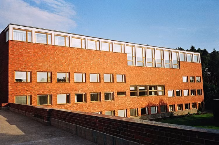 Đại học Jyväskylä Khoa học tự nhiên, khoa học nhân văn, khoa học thể chất và sức khỏe là các chuyên ngành chính được đào tạo tại Đại học Jyväskylä. Trường hiện có 15 chuyên ngành đào tạo quốc tế cùng những trung tâm nghiên cứu đa chức năng với tiêu chuẩn giảng dạy tiên tiến nhất. Đại học Jyväskylä Khoa học tự nhiên, khoa học nhân văn, khoa học thể chất và sức khỏe là các chuyên ngành chính được đào tạo tại Đại học Jyväskylä. Trường hiện có 15 chuyên ngành đào tạo quốc tế cùng những trung tâm nghiên cứu đa chức năng với tiêu chuẩn giảng dạy tiên tiến nhất.