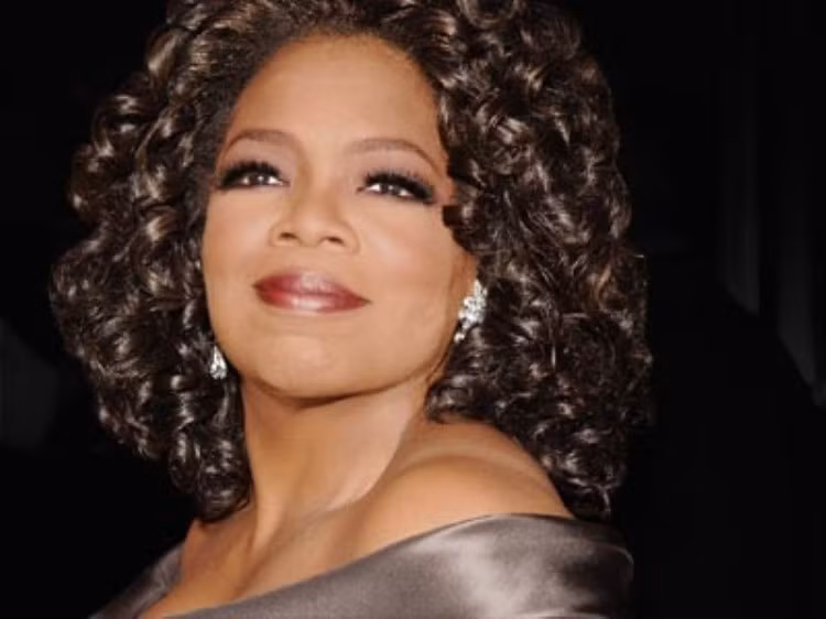 3. Oprah Winfrey- Bà trùm truyền thông Mỹ: Chúng ta đều cần thay đổi theo thời gian Rất nhiều người yêu thích sự thay đổi, đặc biệt là vẻ bề ngoài vì nó có thể mang lại kết quả ấn tượng. Nhưng tôi thay đổi với mong muốn chuyển hóa con người từ bên trong hơn là vẻ bề ngoài. Tôi muốn thay đổi cách mọi người cảm nhận về chính bản thân họ. Tình cờ, chúng ta có thể gặp một người đàn ông đi bộ trên phố với một bộ râu rất dài và có vẻ như con người anh ta được giấu đằng sau bộ râu đó. Và sau khi giúp anh ta cạo bỏ lớp râu ria xồm xoàm và anh ta thực sự có thể nhìn thấy mình, anh ấy nói: “Tôi cảm thấy sống lại”. Thay đổi vẻ bề ngoài đã giúp anh ta nhìn lại chính mình. Đó là lí do tất cả chúng ta đều cần thay đổi theo thời gian trong cuộc đời mình. Đổi với các bạn, những sinh viên tốt nghiệp, tôi chắc chắn rằng nếu bạn có thể thấy khả năng thay đổi cuộc sống của bạn, nhìn thấy bạn của tương lai thay vì hiện tại bé nhỏ, bạn sẽ có được thành công lớn. (Trích bài phát biểu của bà Oprah Winfrey tại lễ tốt nghiệp Đại học Duke, 2009) 3. Oprah Winfrey- Bà trùm truyền thông Mỹ: Chúng ta đều cần thay đổi theo thời gian Rất nhiều người yêu thích sự thay đổi, đặc biệt là vẻ bề ngoài vì nó có thể mang lại kết quả ấn tượng. Nhưng tôi thay đổi với mong muốn chuyển hóa con người từ bên trong hơn là vẻ bề ngoài. Tôi muốn thay đổi cách mọi người cảm nhận về chính bản thân họ. Tình cờ, chúng ta có thể gặp một người đàn ông đi bộ trên phố với một bộ râu rất dài và có vẻ như con người anh ta được giấu đằng sau bộ râu đó. Và sau khi giúp anh ta cạo bỏ lớp râu ria xồm xoàm và anh ta thực sự có thể nhìn thấy mình, anh ấy nói: “Tôi cảm thấy sống lại”. Thay đổi vẻ bề ngoài đã giúp anh ta nhìn lại chính mình. Đó là lí do tất cả chúng ta đều cần thay đổi theo thời gian trong cuộc đời mình. Đổi với các bạn, những sinh viên tốt nghiệp, tôi chắc chắn rằng nếu bạn có thể thấy khả năng thay đổi cuộc sống của bạn, nhìn thấy bạn của tương lai thay vì hiện tại bé nhỏ, bạn sẽ có được thành công lớn. (Trích bài phát biểu của bà Oprah Winfrey tại lễ tốt nghiệp Đại học Duke, 2009)