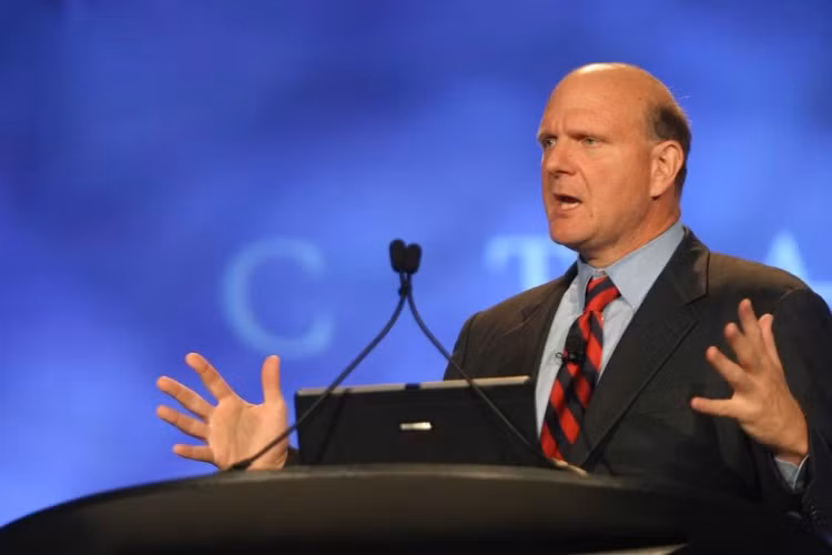 9. Steve Ballmer- CEO Microsoft: Hãy kiên trì thực hiện đến cùng Niềm đam mê là khả năng truyền hứng thú với một điều gì đó còn sự nỗ lực và kiên trì lại là khả năng để tiếp tục thực hiện điều đó. Nếu nhìn qua các công ty mà tôi khởi nghiệp kinh doanh thì bạn sẽ thấy là hầu hết đều thất bại. Ngay cả với các công ty đã gặt hái nhiều thành công như Microsoft, Apple, Google hay Facebook thì bạn cũng cần phải biết rằng tất cả các công ty này đều đã trải qua những thời kì sóng gió. Có thể bạn có được những thành công nhất định, nhưng chẳng may sự nghiệp của bạn lại tan thành may khói. Bạn áp dụng một công thức cho ý tưởng mới, bạn coi đây là một sự cách tân nhưng nó lại không hoạt động. Và đó là lúc chứng tỏ tính ngoan cường, không ngừng lạc quan và kiên trì của bạn, những tính cách sẽ quyết định sự thành công của bạn trong tương lai. ( Trích phát biểu của ông Steve Ballmer tại Đại học Nam California, 2011). 9. Steve Ballmer- CEO Microsoft: Hãy kiên trì thực hiện đến cùng Niềm đam mê là khả năng truyền hứng thú với một điều gì đó còn sự nỗ lực và kiên trì lại là khả năng để tiếp tục thực hiện điều đó. Nếu nhìn qua các công ty mà tôi khởi nghiệp kinh doanh thì bạn sẽ thấy là hầu hết đều thất bại. Ngay cả với các công ty đã gặt hái nhiều thành công như Microsoft, Apple, Google hay Facebook thì bạn cũng cần phải biết rằng tất cả các công ty này đều đã trải qua những thời kì sóng gió. Có thể bạn có được những thành công nhất định, nhưng chẳng may sự nghiệp của bạn lại tan thành may khói. Bạn áp dụng một công thức cho ý tưởng mới, bạn coi đây là một sự cách tân nhưng nó lại không hoạt động. Và đó là lúc chứng tỏ tính ngoan cường, không ngừng lạc quan và kiên trì của bạn, những tính cách sẽ quyết định sự thành công của bạn trong tương lai. ( Trích phát biểu của ông Steve Ballmer tại Đại học Nam California, 2011).