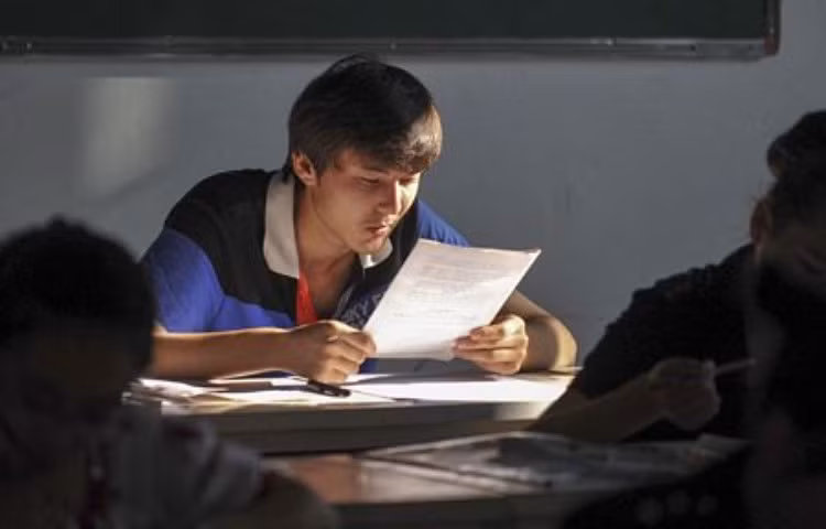 Một thí sinh làm bài thi ở Korla, Tân Cương. )Ảnh: Dantri)