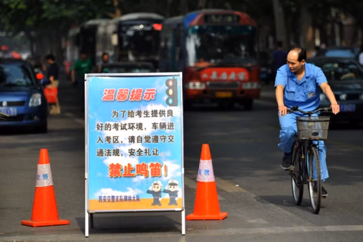 Một tấm biển yêu cầu hạn chế bấm còi để sĩ tử tập trung thi cử. (Ảnh: Kenh14)