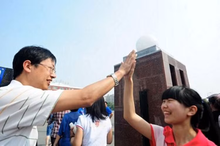 Mọi người chúc nhau may mắn trước "giờ G". (Ảnh: Dantri)