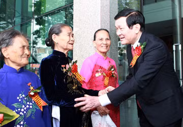 Chủ tịch nước Trương Tấn Sang thăm hỏi các mẹ Việt Nam anh hùng tham dự hội nghị biểu dương người có công. Ảnh: TTXVN