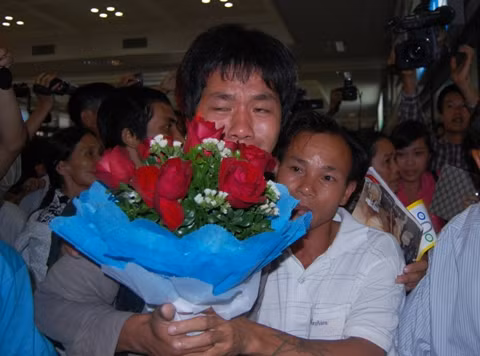 Những giọt nước mắt mặn đắng bắt đầu chảy dài trên má bà Huyền – mẹ của thuyền viên Hồ Xuân Hương khiến đôi mắt bà đỏ hoe. Trong khi đó, chồng bà đứng ngay cạnh cứ chốc chốc lại nhìn đồng hồ, đếm từng phút, từng giây.