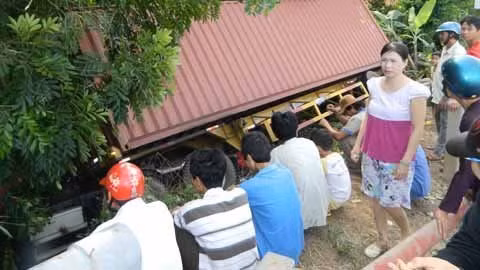 Ngôi nhà 4 lần bị ô tô... húc sập ảnh 1 Ngôi nhà 4 lần bị ô tô... húc sập, Tin tức trong ngày, o to huc sap nha, sap nha, tai nan giao thong, tai xe ngu gat, o to tong vao nha, nha mat pho, nha mat duong, tai nan hi huu, bao, tin nhanh, tin hot, tin tuc
