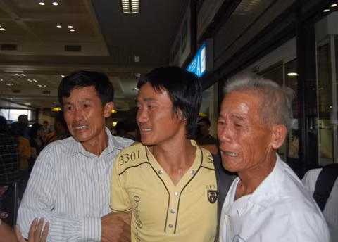 Không ai có thể ngăn nổi những giọt nước mắt.