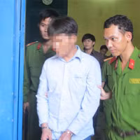 Trong cơn cùng quẫn, N.V.L (giữa) đã dùng xăng đốt chết con mình Trong cơn cùng quẫn, N.V.L (giữa) đã dùng xăng đốt chết con mình